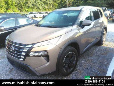 Used 2025 Nissan Rogue SV FWD image 1