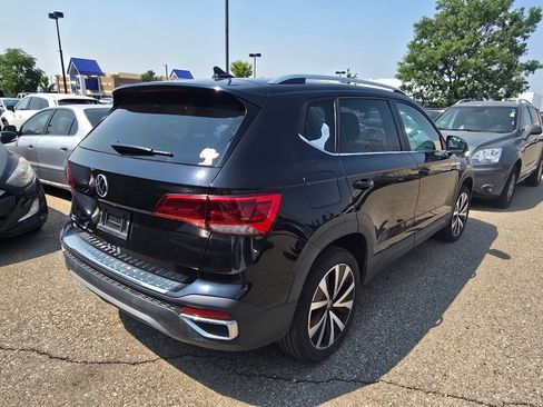Used 2023 Volkswagen Taos SE w/ Panoramic Sunroof Package FWD image 15