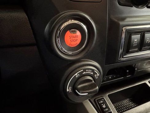 Used 2023 Nissan Titan SV w/ SV Convenience Package image 11