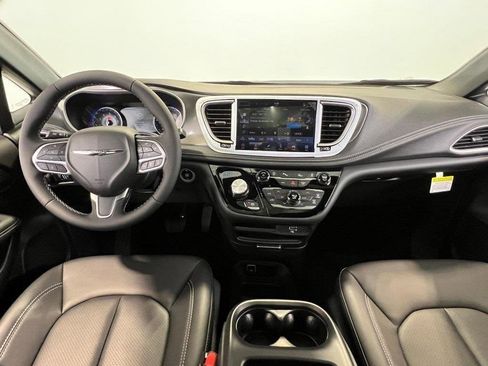 New 2026 Chrysler Pacifica Select image 17