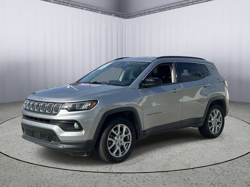 Used 2022 Jeep Compass Latitude AWD/4WD image 2
