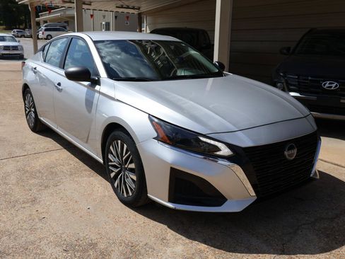 Used 2024 Nissan Altima 2.5 SV FWD image 3