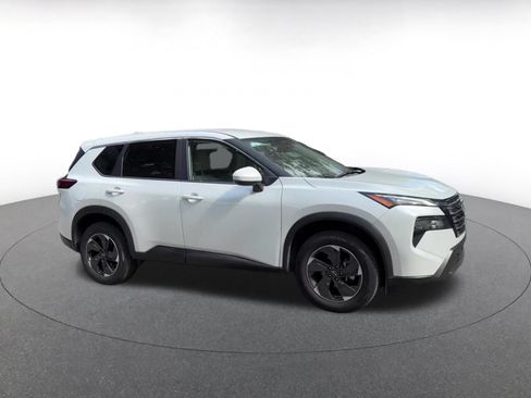 Used 2025 Nissan Rogue SV AWD/4WD image 2