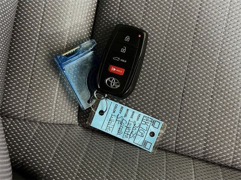 Used 2025 Toyota Corolla SE image 35