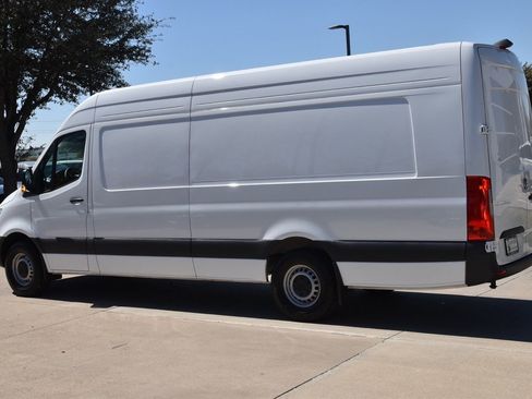 Used 2025 Mercedes-Benz Sprinter 2500 image 11