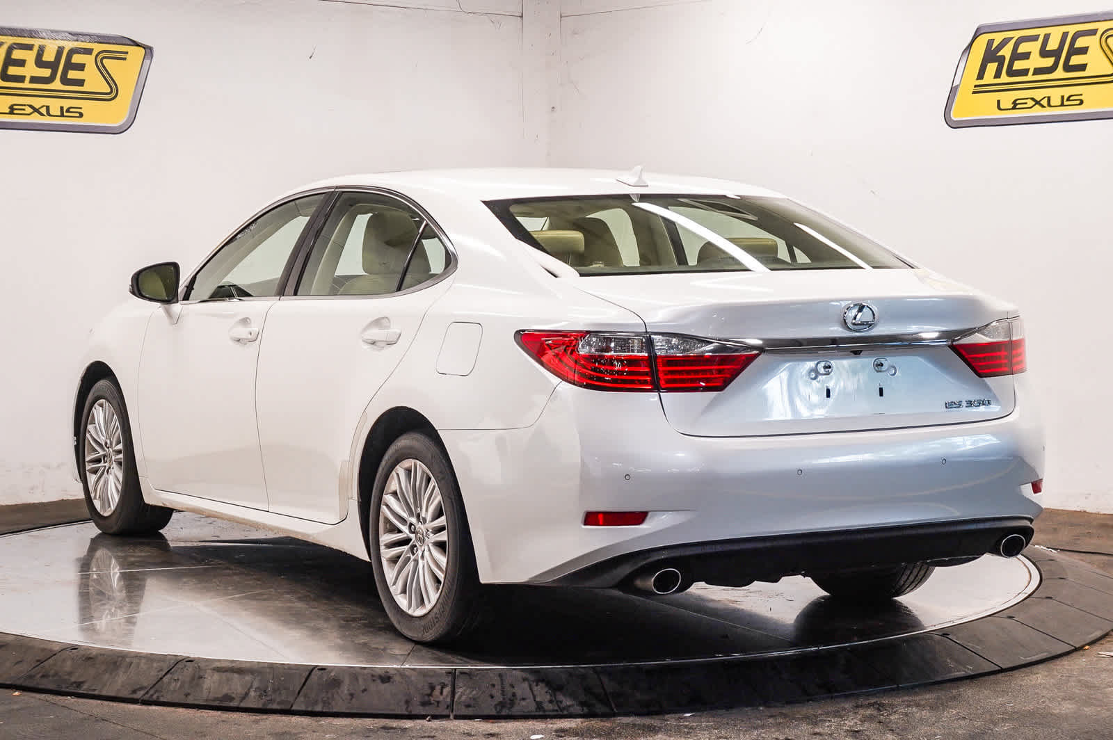 Used 2013 Lexus ES 350 w/ Premium Pkg FWD image 2