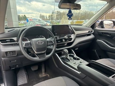 Used 2023 Toyota Highlander LE AWD/4WD image 28