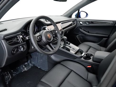 Certified 2025 Porsche Macan AWD/4WD image 4