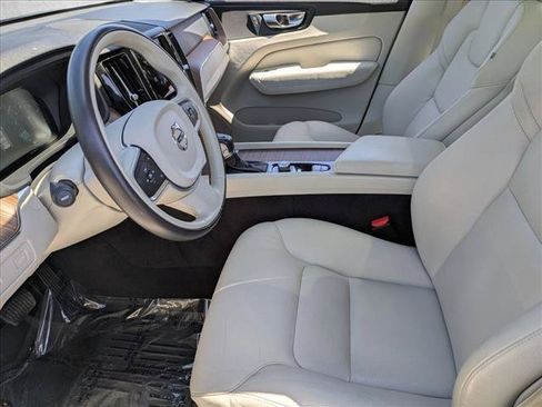 Used 2021 Volvo XC60 T5 Momentum w/ Premium Package FWD image 16