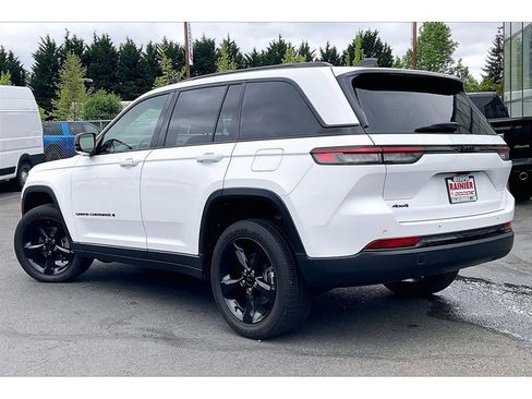 Used 2023 Jeep Grand Cherokee Altitude AWD/4WD image 12