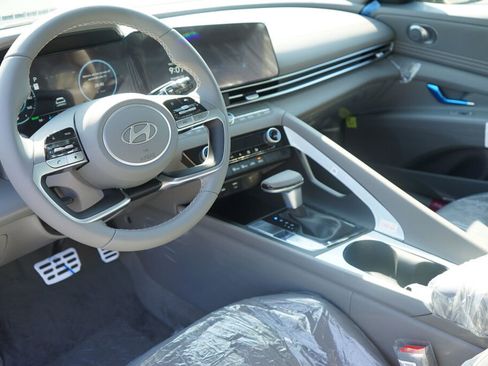 New 2025 Hyundai Elantra SEL image 10