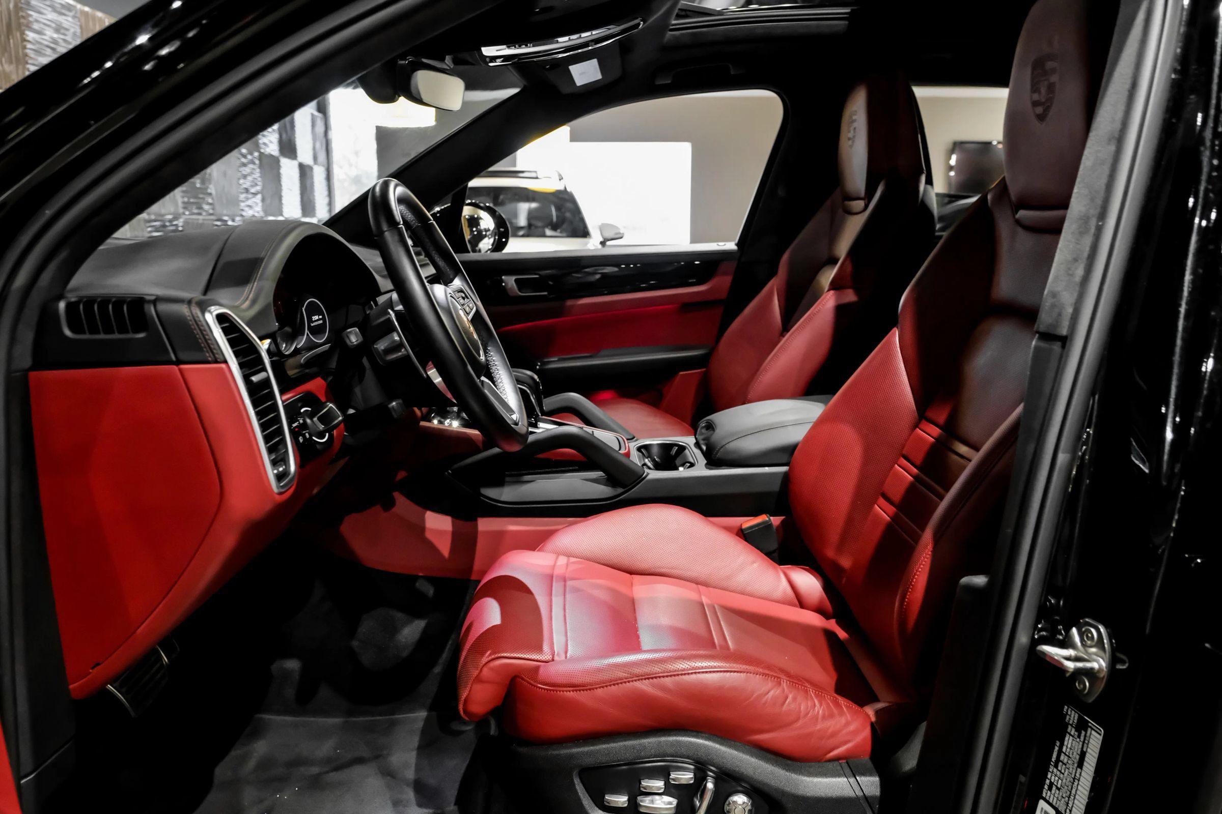 Used 2019 Porsche Cayenne S AWD/4WD image 4