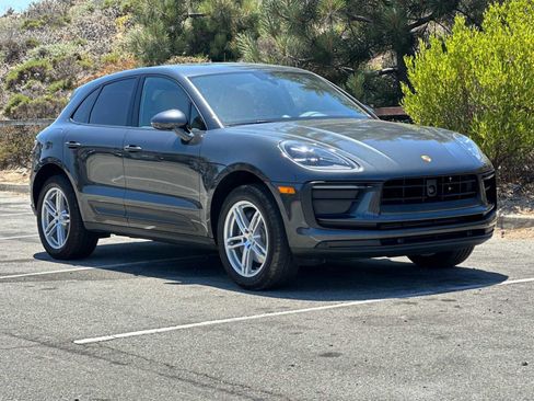Used 2025 Porsche Macan image 10