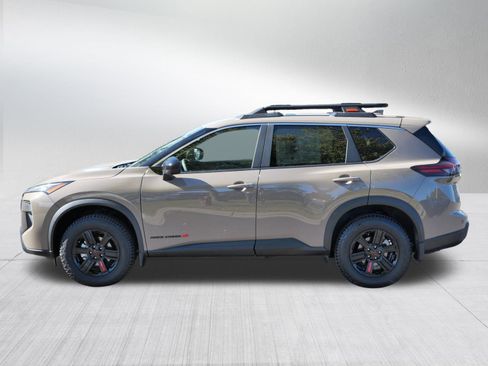 Used 2025 Nissan Rogue SV image 2