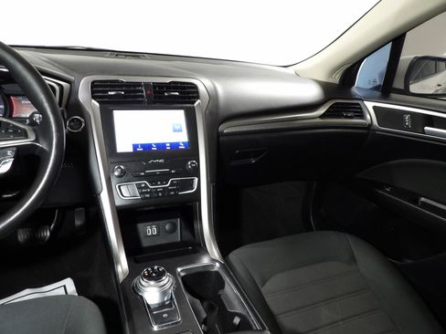 Used 2020 Ford Fusion SE FWD image 12