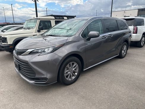 Used 2024 Toyota Sienna LE image 3