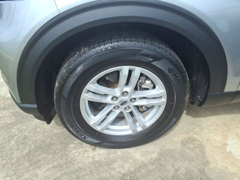 Used 2024 Ford Explorer XLT RWD image 6