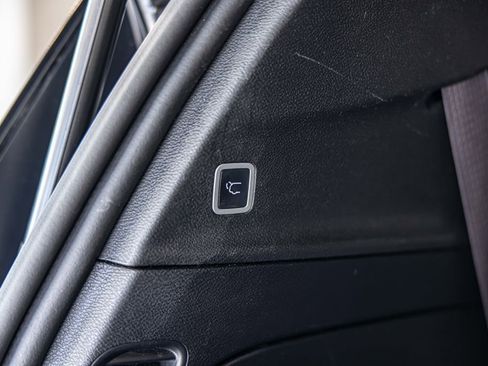 Used 2019 Chrysler Pacifica Touring Plus w/ S Appearance Package FWD image 17