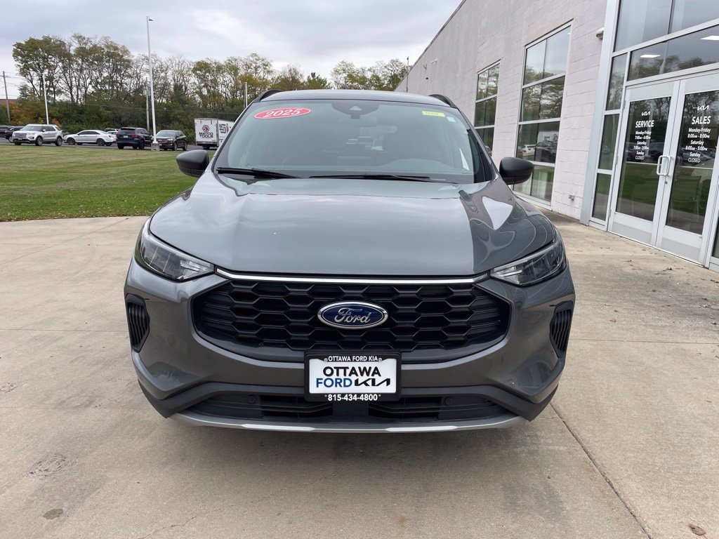 Used 2025 Ford Escape ST-Line AWD/4WD image 3