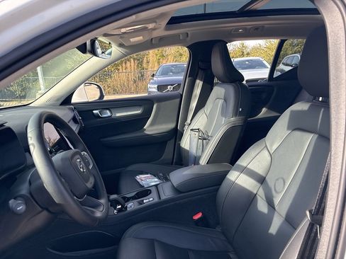 Certified 2025 Volvo XC40 B5 Core image 17