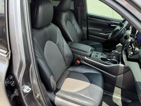 Used 2023 Toyota Highlander XSE FWD image 24