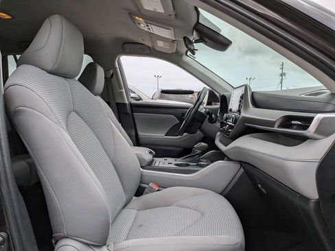 Used 2022 Toyota Highlander LE FWD image 26