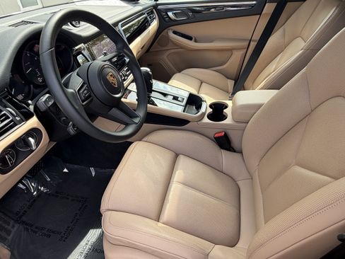 Certified 2025 Porsche Macan AWD/4WD image 4