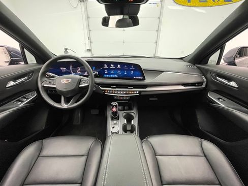 Used 2024 Cadillac XT4 Luxury w/ Cold Weather Package FWD image 3