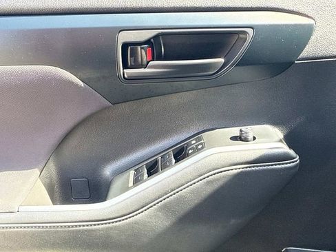 Used 2024 Toyota Highlander LE image 25