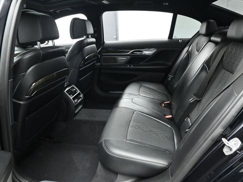 Used 2019 BMW 750i image 14
