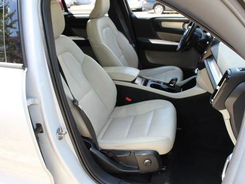 Used 2020 Volvo XC40 T5 Momentum w/ Protection Package image 29