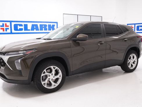 Used 2024 Chevrolet Trax LS w/ LS Convenience Package FWD image 10