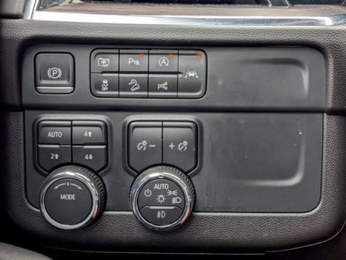 Used 2025 Chevrolet Suburban Z71 AWD/4WD image 38