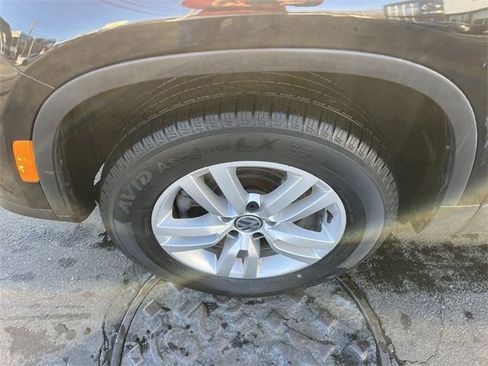 Used 2017 Volkswagen Tiguan S image 10