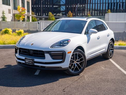 Certified 2026 Porsche Macan AWD/4WD image 1