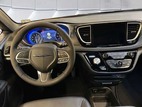 New 2026 Chrysler Pacifica Select image 9