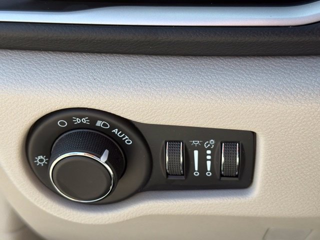 Used 2022 Chrysler Voyager LX FWD image 28