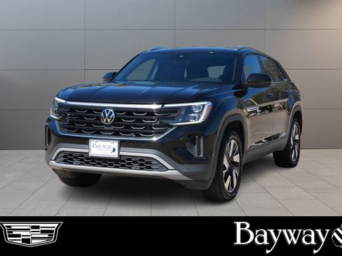 Used 2025 Volkswagen Atlas Cross Sport SE image 1