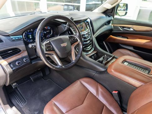Used 2019 Cadillac Escalade Luxury AWD/4WD image 19
