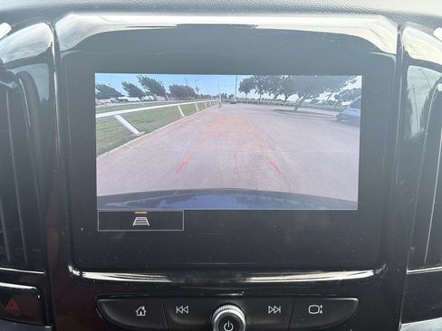 Used 2023 Chevrolet Traverse LT FWD image 11