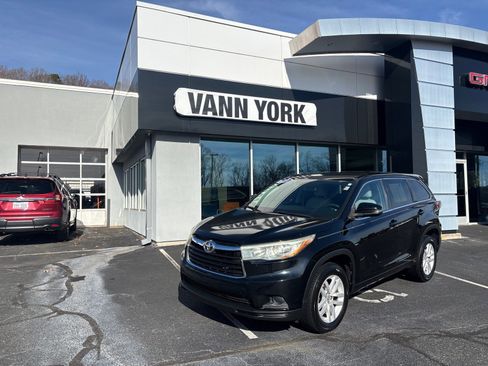 Used 2015 Toyota Highlander LE image 1