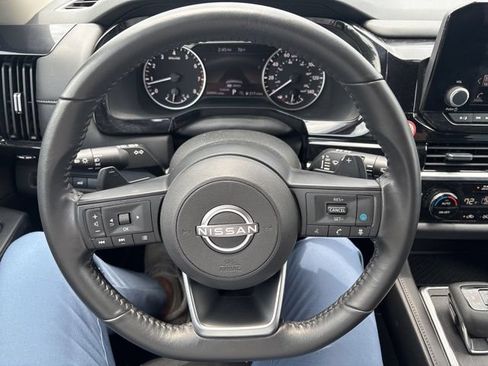 Used 2025 Nissan Pathfinder SV FWD image 9