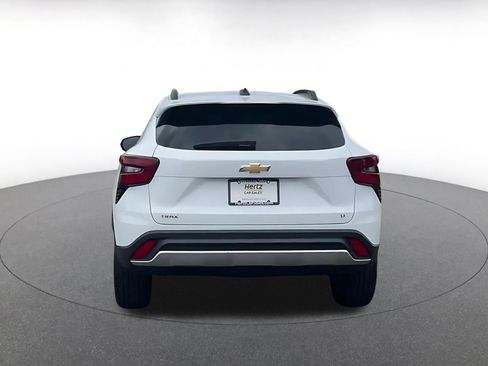 Used 2025 Chevrolet Trax LT FWD image 12