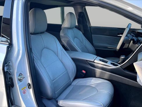 Used 2019 Toyota Avalon Limited FWD image 9