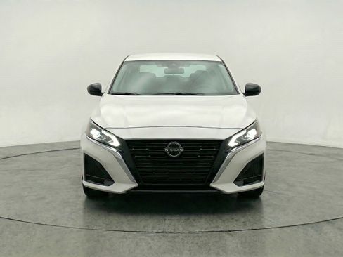 Used 2025 Nissan Altima 2.5 SV FWD image 2