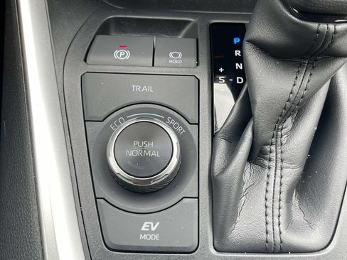 Used 2023 Toyota RAV4 LE AWD/4WD image 28