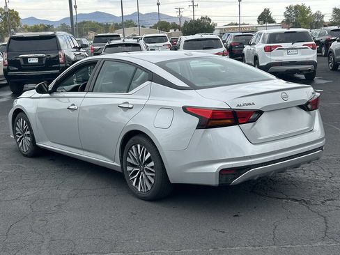 Used 2024 Nissan Altima 2.5 SV FWD image 5