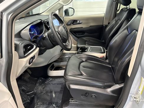 Used 2023 Chrysler Pacifica Touring-L FWD image 8