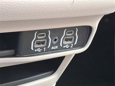 Used 2024 Chrysler Pacifica Touring-L image 23