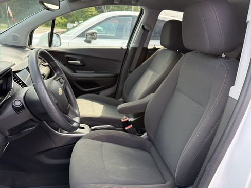 Used 2022 Chevrolet Trax LS w/ Tint and Cruise Package AWD/4WD image 10